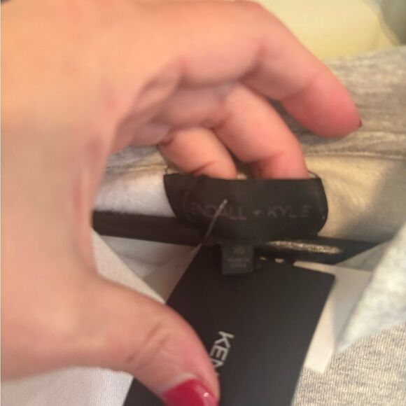 Kendall & Kylie White Graphic Crop Sweatshirt - Picture 4 of 7